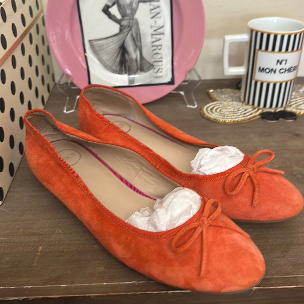 Like new! 1901 flats in orange with pink back detail. Sz. 8